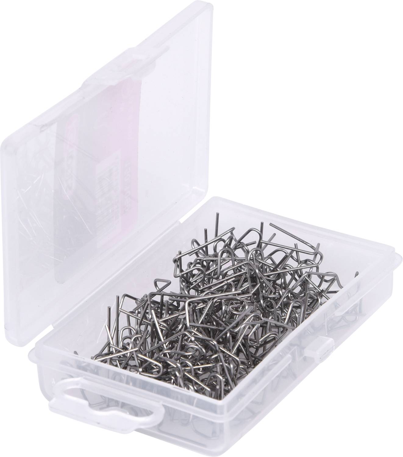 Eine offene, durchsichtige Plastikbox mit zahlreichen Silbernadeln in unterschiedlichen Formen und Längen.