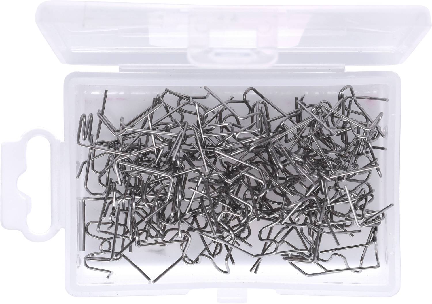Eine geöffnete Plastikbox mit vielen silbernen Büroklammern, die ungeordnet darin liegen.