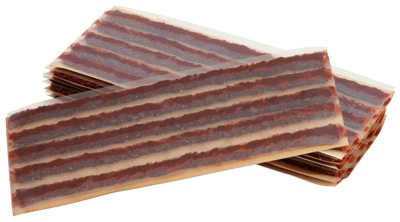 Eine gestapelte Gruppe von flachen, rechteckigen Fleischsnacks mit dunkelbraunen Streifen auf einer hellen Basis.