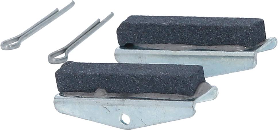 Zwei schwarze Bremsbeläge mit Metallrahmen und zwei silberne Clips daneben. Genutzt für mechanische Bremsanlagen in Fahrrädern.