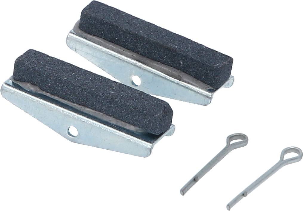 Zwei schwarze Bremsbeläge mit Halterungen und zwei Metallstifte auf weißem Hintergrund.