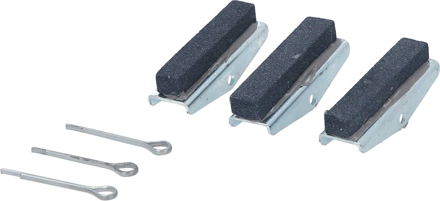 Drei schwarze Bremsbeläge mit metallischen Halterungen und zwei Sicherungssplinte daneben, auf einem weißen Hintergrund.