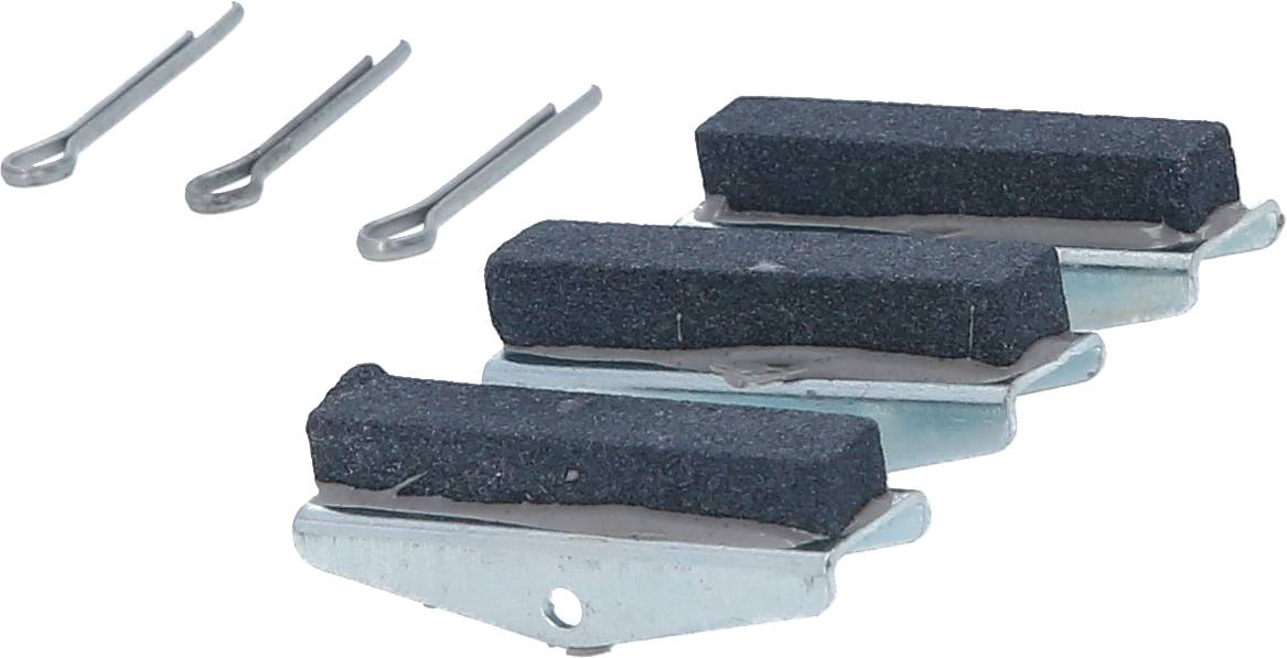 Drei schwarze Bremsbeläge mit Metallhalterungen und drei Haltestifte.