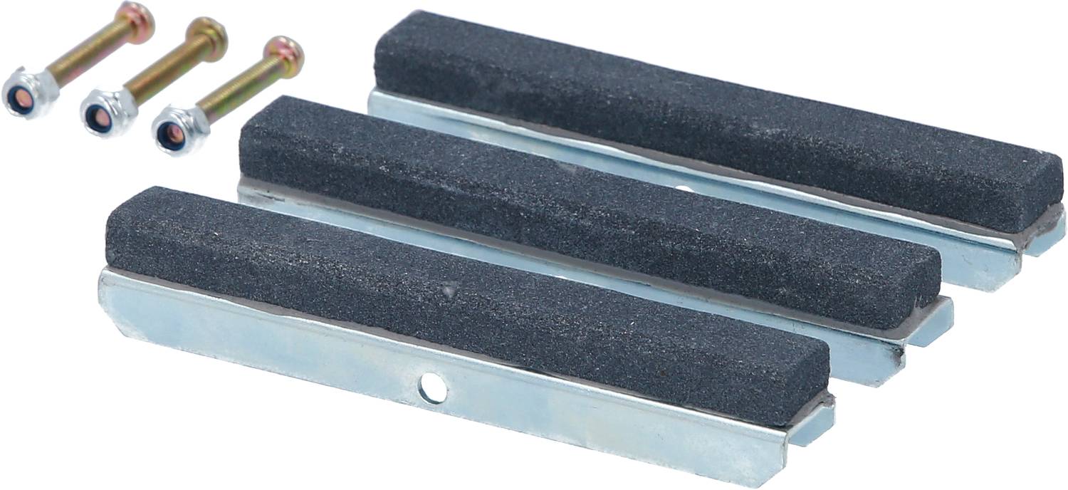 Vier Bremsbeläge und drei Bolzen mit Muttern, auf einer hellen Oberfläche liegend. Bremsbeläge sind rechteckig und schwarz.