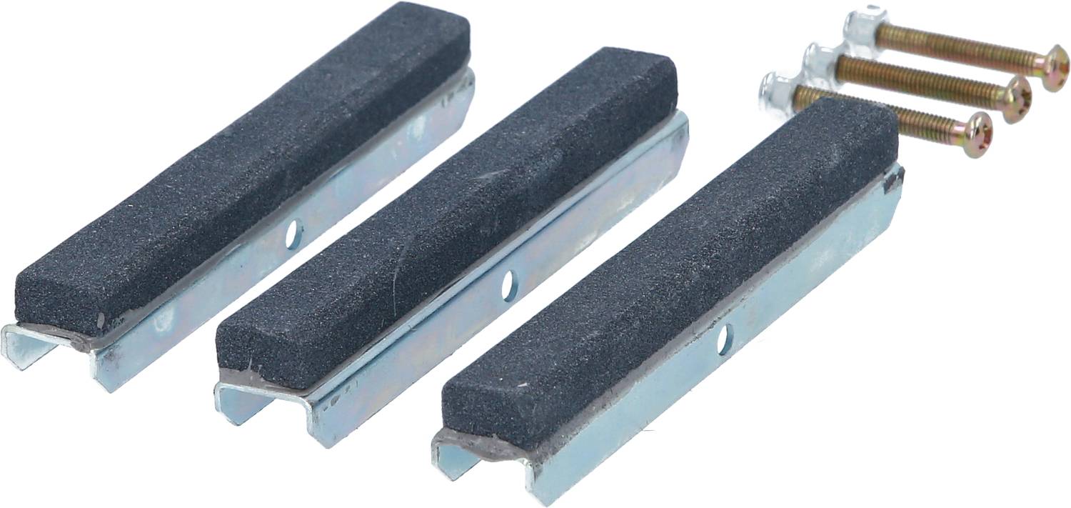 Drei schwarze Bremsbeläge mit Metallhalterungen und vier Schrauben auf weißem Hintergrund.