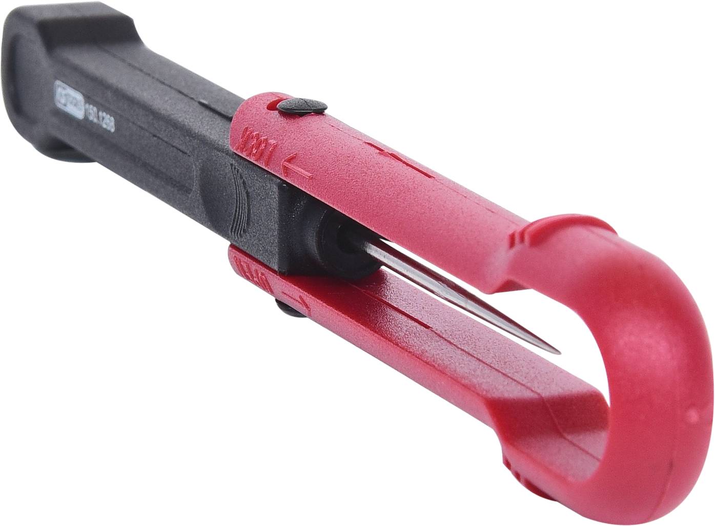 Ein rotes und schwarzes Messer-Schärfwerkzeug mit einer Öffnung an einem Ende, geeignet für die Pflege von Schneidwerkzeugen.