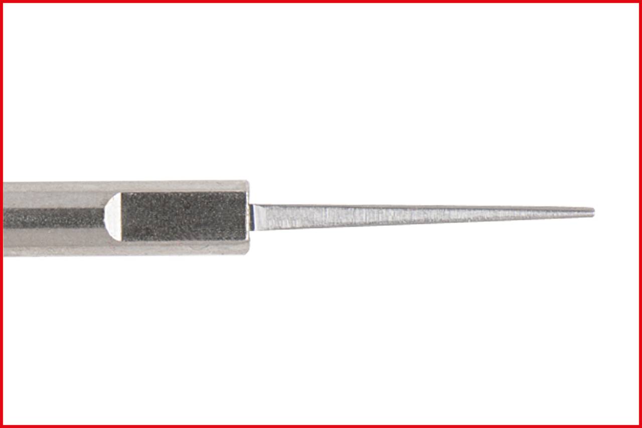 Nahaufnahme eines Metallwerkzeugs mit spitzem Ende, horizontal ausgerichtet. Geeignet für präzise Arbeiten oder handwerkliche Zwecke.