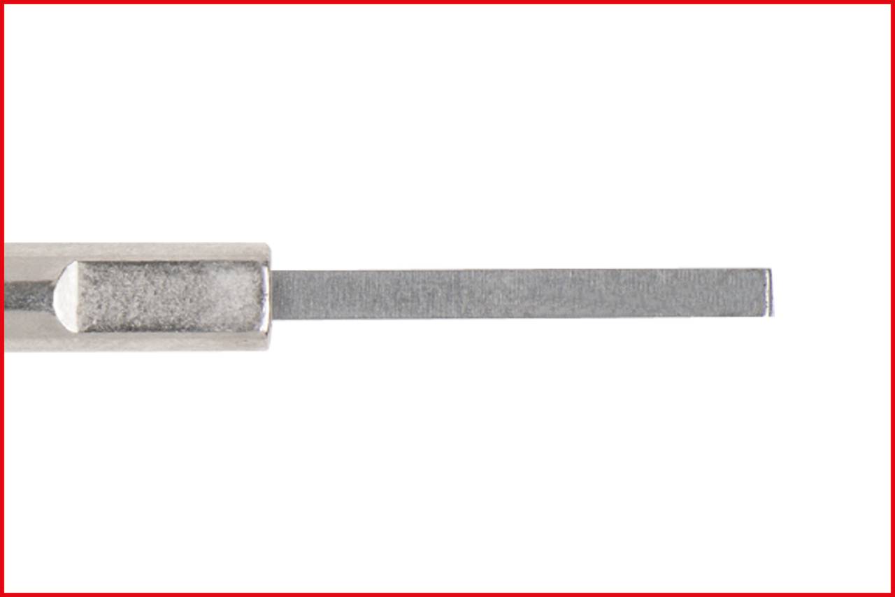 Ein silbernes, rechteckiges Metallwerkzeug mit flacher Spitze, möglicherweise ein Schraubendreher oder Hebelwerkzeug.
