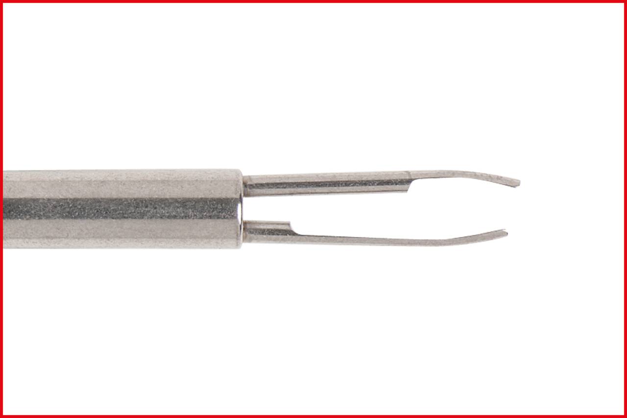 Nahaufnahme eines medizinischen Instruments mit metallischen Spitzen.