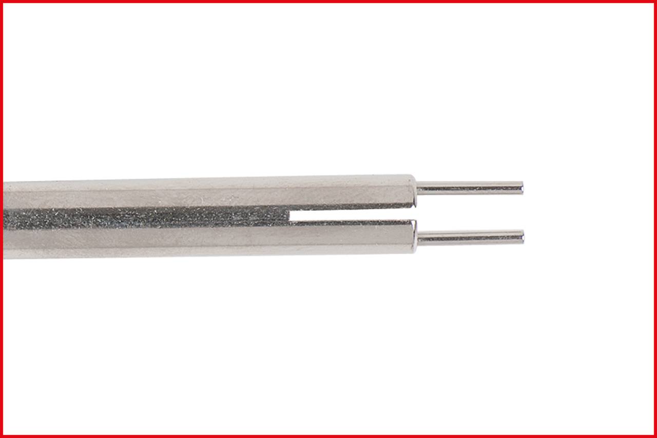 Metallstab mit zwei dünnen, parallelen Stiften an einem Ende, auf weißem Hintergrund.