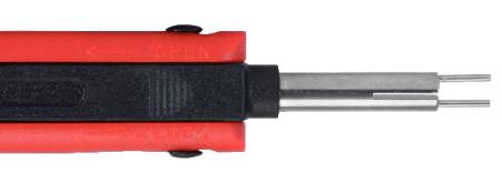 Nahaufnahme eines roten Drahtabisolierers mit Metallklingen und schwarzem Griff, 'Open' und 'Lock' sind aufgedruckt.