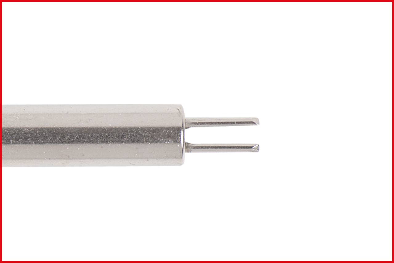 Metallisches, zylinderförmiges Werkzeug mit zwei parallelen Zinken an einem Ende, vor weißem Hintergrund.