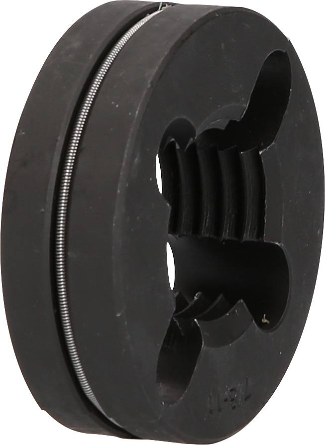 Rundes schwarzes Bauteil mit Rillen und Löchern, vermutlich ein Maschinenteil oder Werkzeug, von der Seite fotografiert.