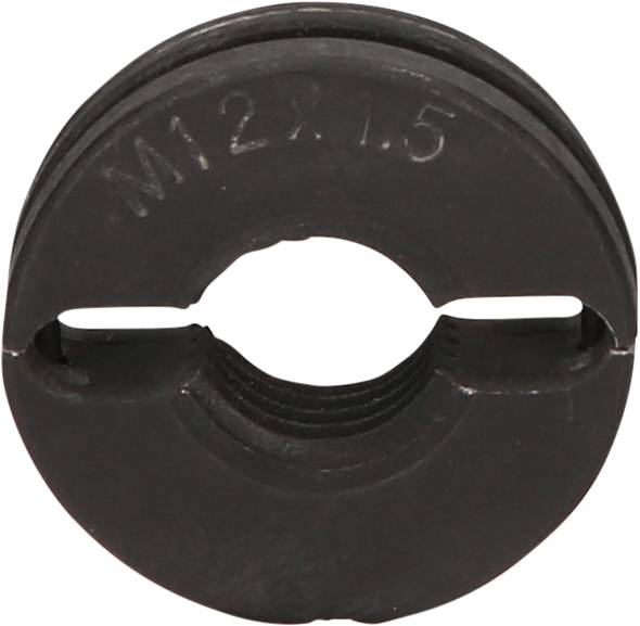 Rundes, schwarzes Metallteil mit der Aufschrift 'M12 x 1.5', vermutlich eine Mutter für Schrauben mit genauem Durchmesser und Steigung.