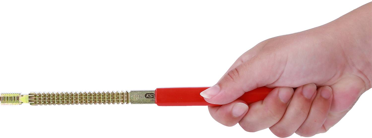 Nahaufnahme einer Hand, die ein rotgriffiges Werkzeug mit einem goldfarbenen, spiralförmigen Kopf hält.