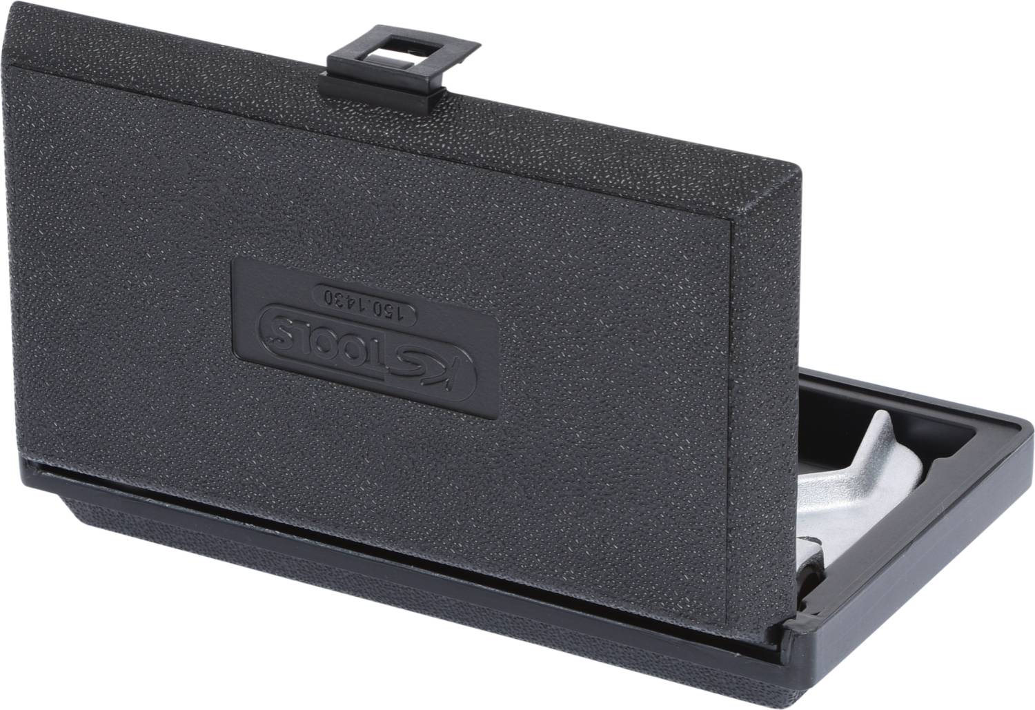 Schwarze, rechteckige Kunststoffbox mit einem Scharnierdeckel, teils geöffnet, zeigt einen silbernen Gegenstand im Inneren.