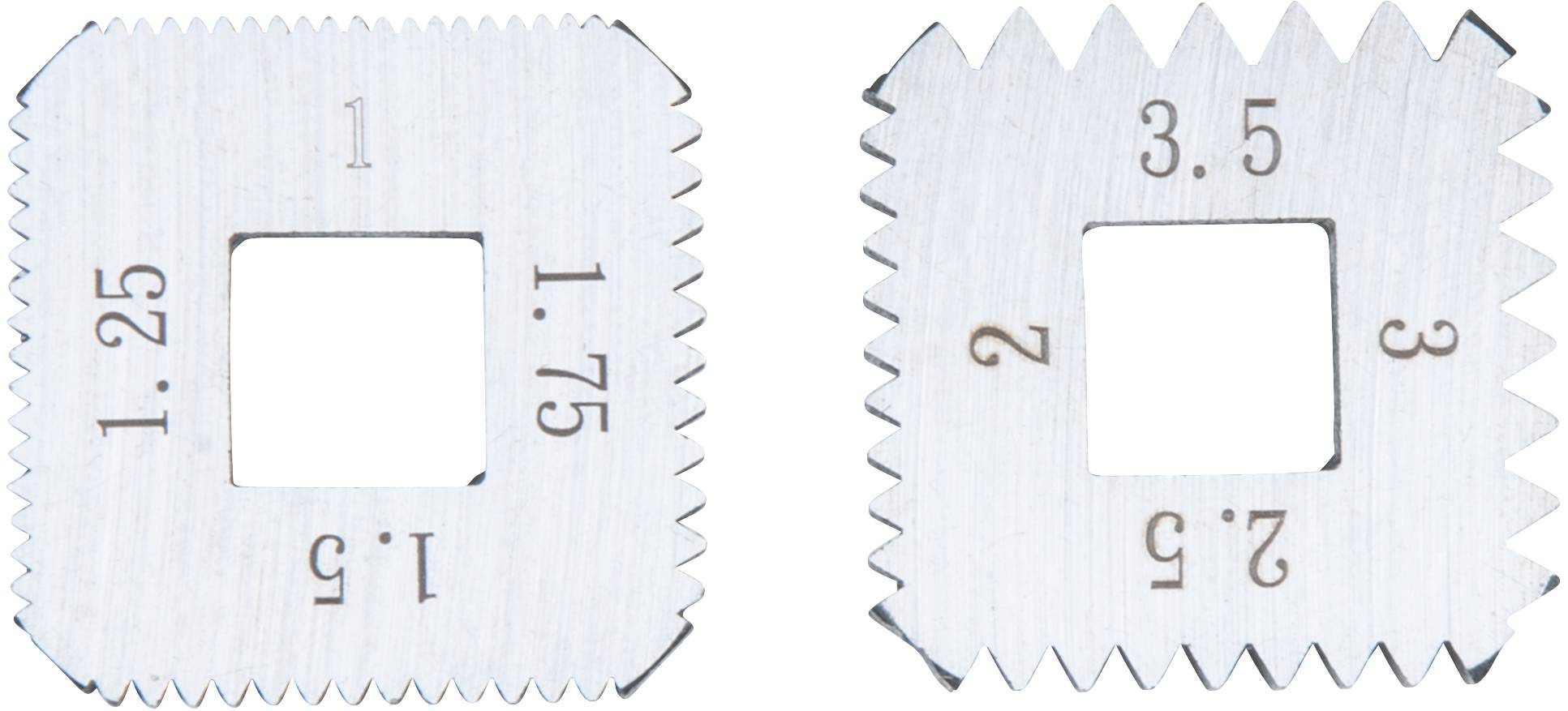 Zwei Metallblätter mit zahnartigen Kanten, jeweils mit quadratischer Öffnung in der Mitte. Beschriftet mit Zahlen: Links '1,25', '1,75', '1,5'; Rechts '3,5', '2', '3'.