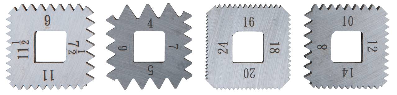 Vier gezackte Messschablonen aus Metall, nummeriert von 4 bis 24, zeigen einen quadratischen Ausschnitt in der Mitte jeder Schablone.
