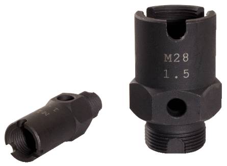 'Zwei schwarze metallische Adapter mit Gewinden, oben graviert mit 'M28 1.5'.'