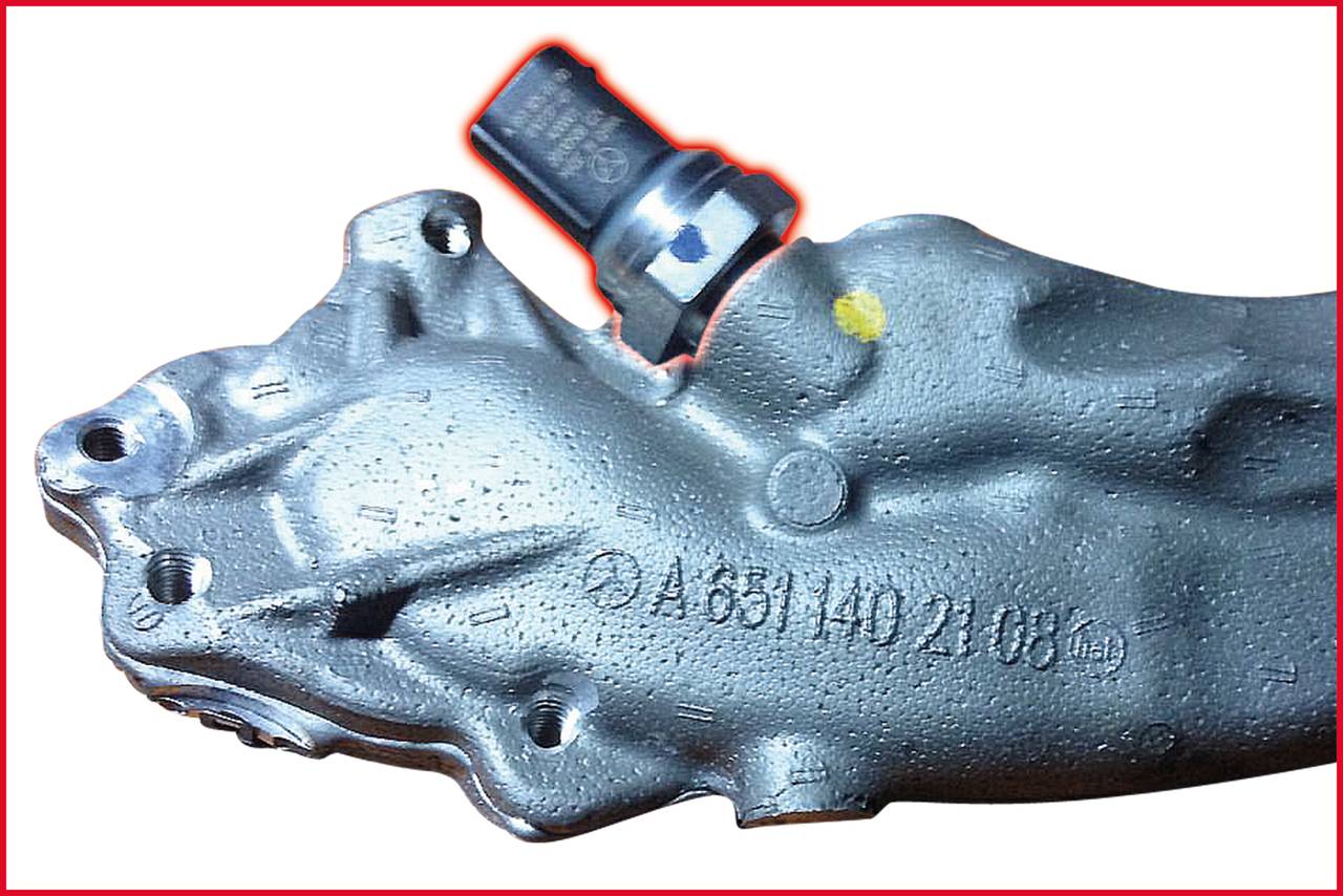 Grauer Metallsensor auf mechanischem Bauteil mit Teilenummer A6311402108.
