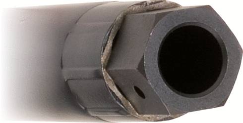 Nahaufnahme eines schwarzen zylindrischen Metallrohrs mit einer sechseckigen Öffnung und geriffeltem Rand auf der linken Seite.