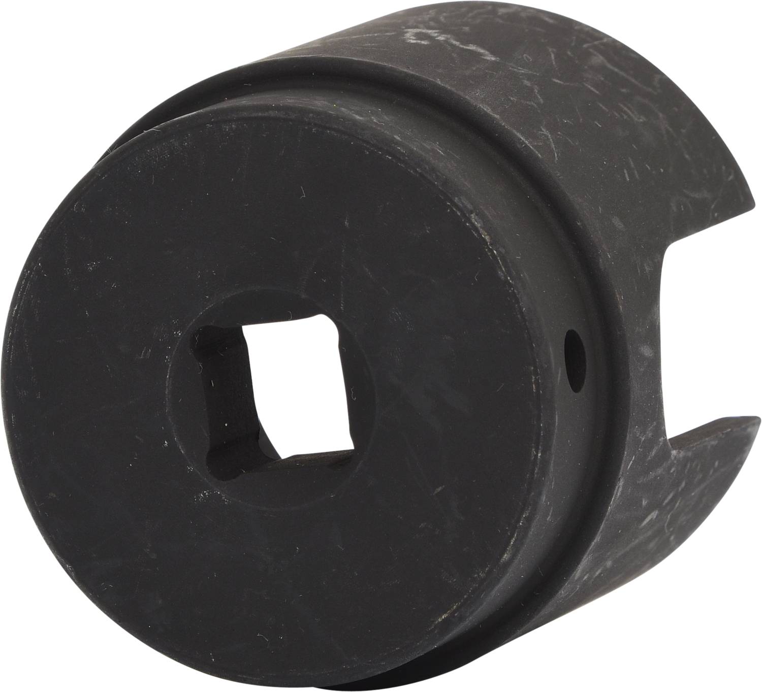 Ein schwarzes, zylindrisches Metallstück mit einer quadratischen Öffnung in der Mitte, möglicherweise ein Werkzeugaufsatz.