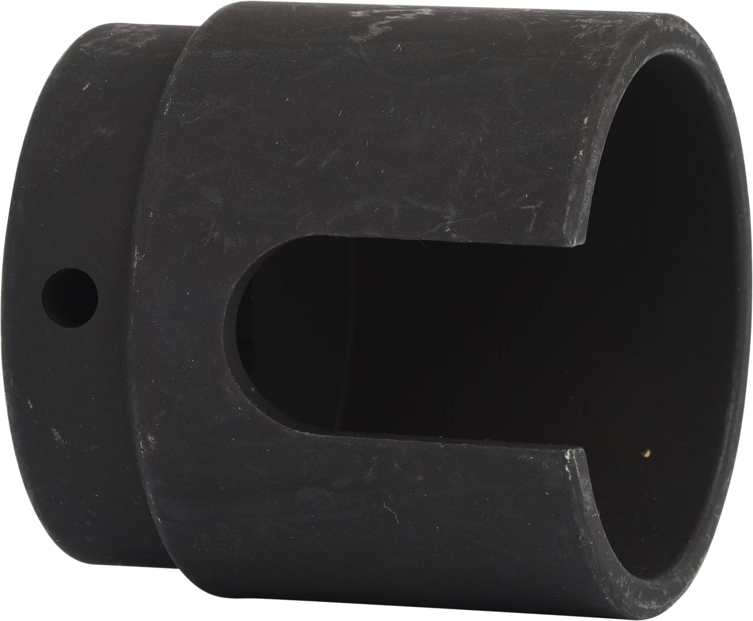 Ein schwarzes, zylindrisches Metallteil mit einem seitlichen Schlitz und einem Loch auf der gegenüberliegenden Seite.
