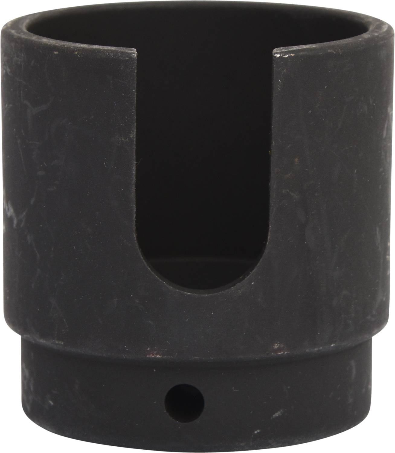 Ein schwarzer Becherhalter mit einer Öffnung an der Seite und einem kleinen Loch am Boden.