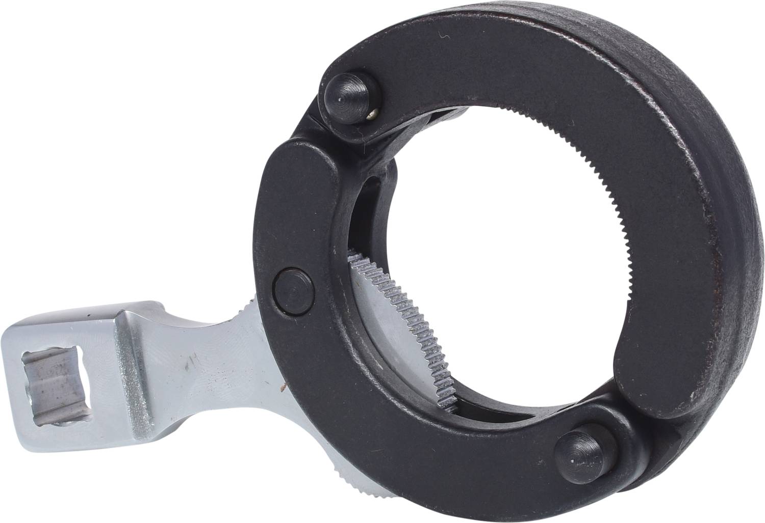Ein schwarzer Rohrschlüssel mit zylinderförmigem Kopf und geriffeltem Innenring, geeignet zum Greifen und Drehen von Rohren.