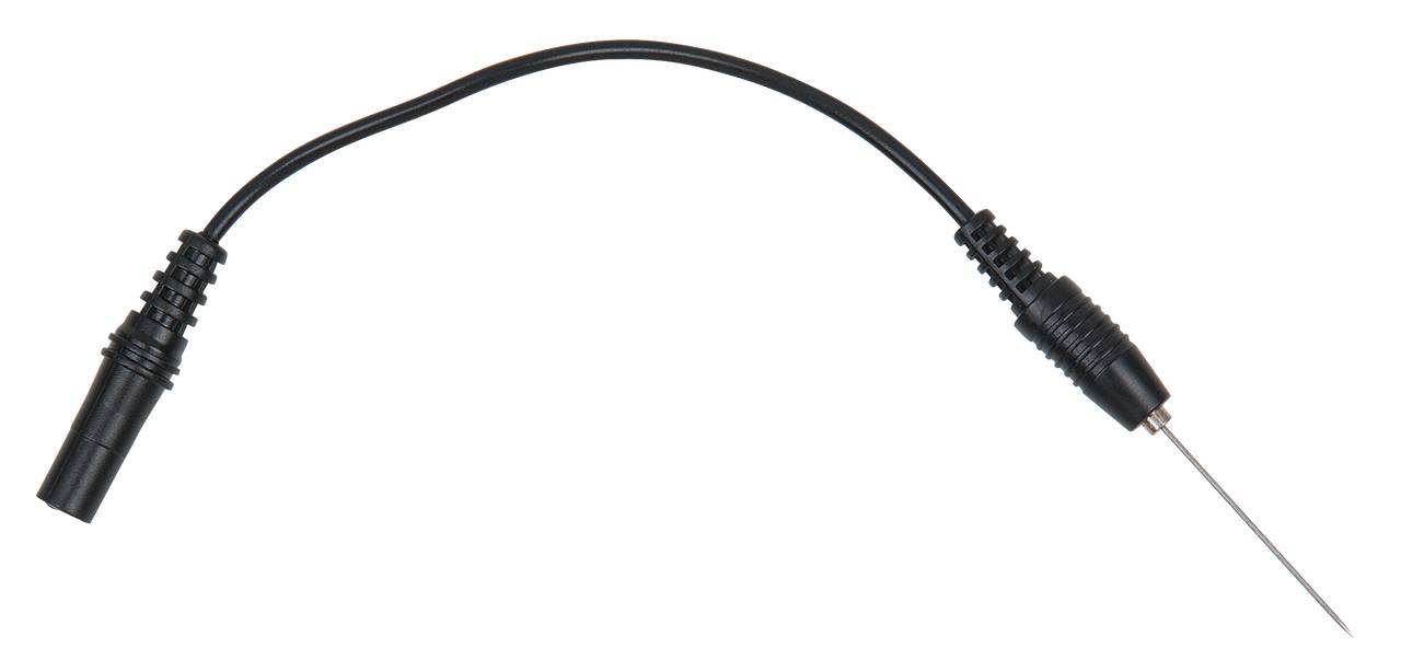 Schwarzes Kabel mit Steckverbindung an einem Ende und einem dünnen Metallstift am anderen Ende, auf weißem Hintergrund.