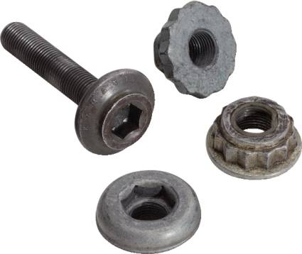 Vier Metallteile: eine Schraube, eine gezackte Mutter, eine runde Unterlegscheibe und eine geriffelte Spannmutter, auf weißem Hintergrund.