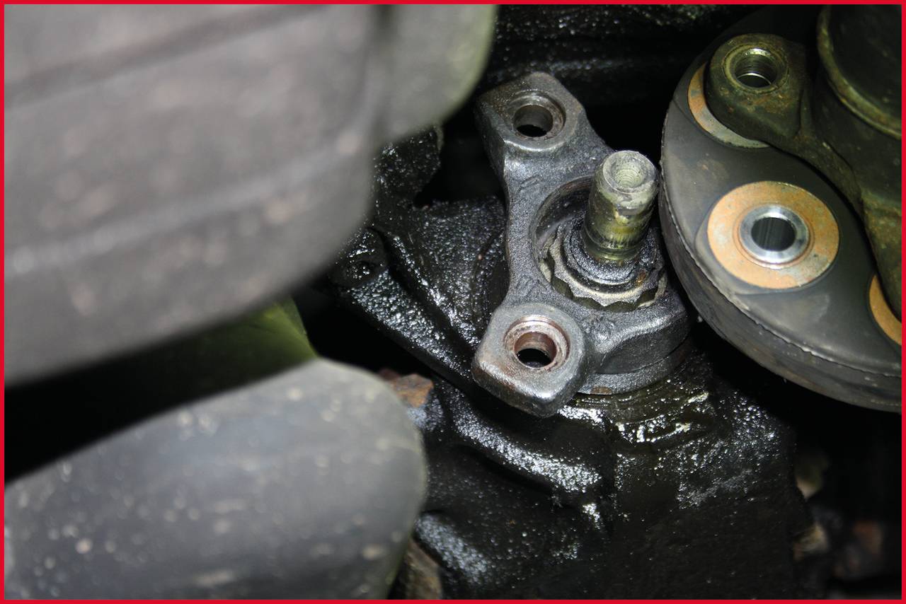 Nahaufnahme eines abgenutzten Autoteils, möglicherweise eines Lagers oder Achsenteils, das auf Verschleiß oder Austauschbedarf hinweist.