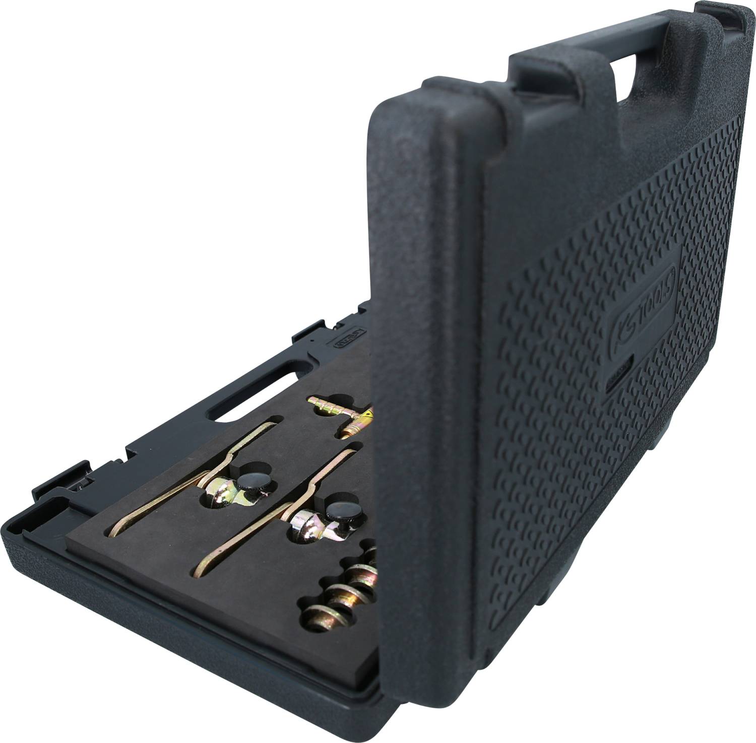 Ein schwarzer Werkzeugkoffer, halb geöffnet, zeigt mehrere metallische Werkzeuge und Adapter im Inneren.