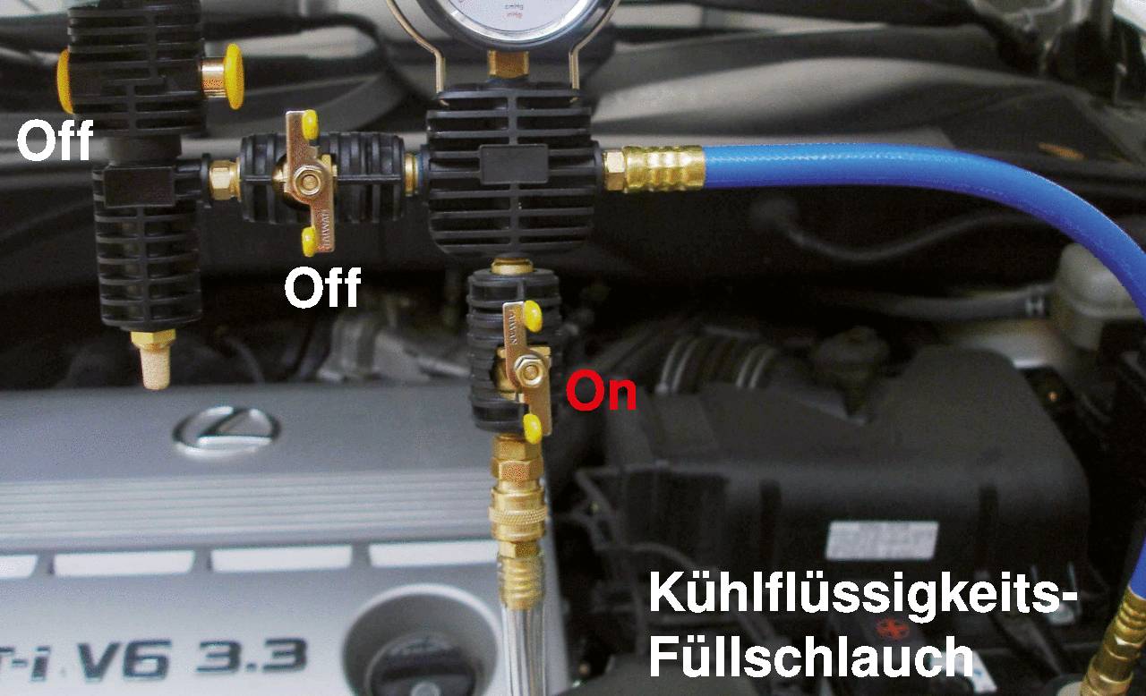 'Kühlflüssigkeits-Füllschlauch' auf Motor. Zwei Ventile in 'Off'-Position, eines auf 'On'. Schlauch für Kühlmittelbefüllung angeschlossen.