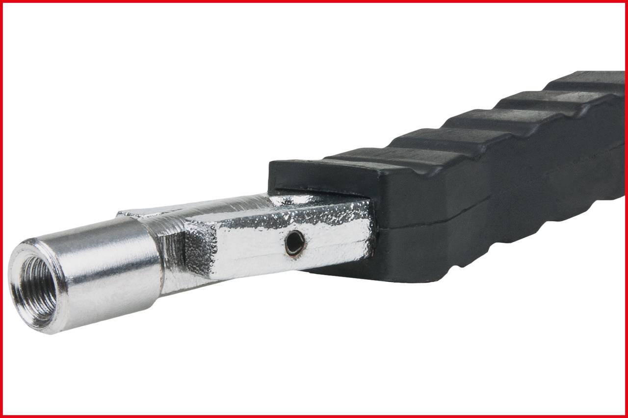 Ein Nahaufnahmebild eines Metallrohrs mit geriffeltem, schwarzem Griff, vermutlich ein Werkzeug oder eine Maschinenteilauszug.