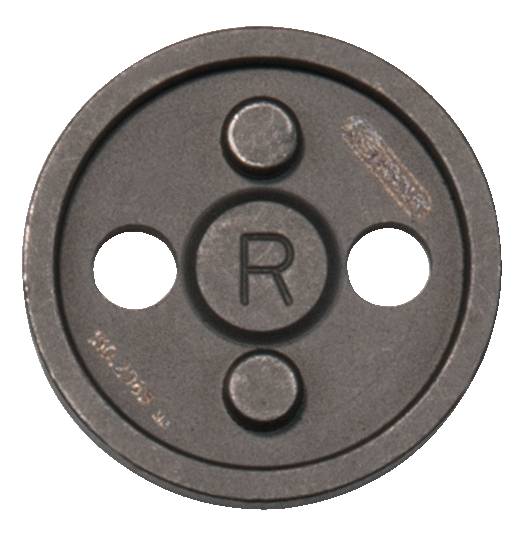 Runde Metallplatte mit fünf gleichmäßig verteilten Löchern; mittig ein 'R'. Könnte eine Schablone oder ein Bauteil sein.