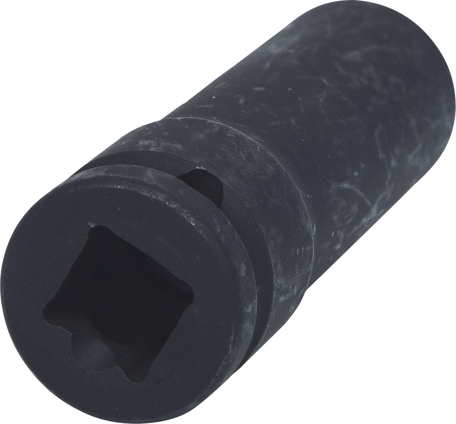 Ein schwarzes Stecknuss-Werkzeug mit quadratischer Öffnung, verwendet zur Befestigung oder Entfernung von Schrauben oder Muttern.