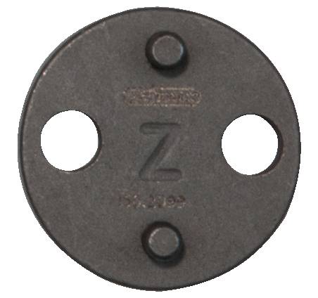 Runder Metallknopf, dunkelgrau, mit großem Buchstaben 'Z' in der Mitte und zwei Löchern links und rechts, vermutlich ein Verschluss.