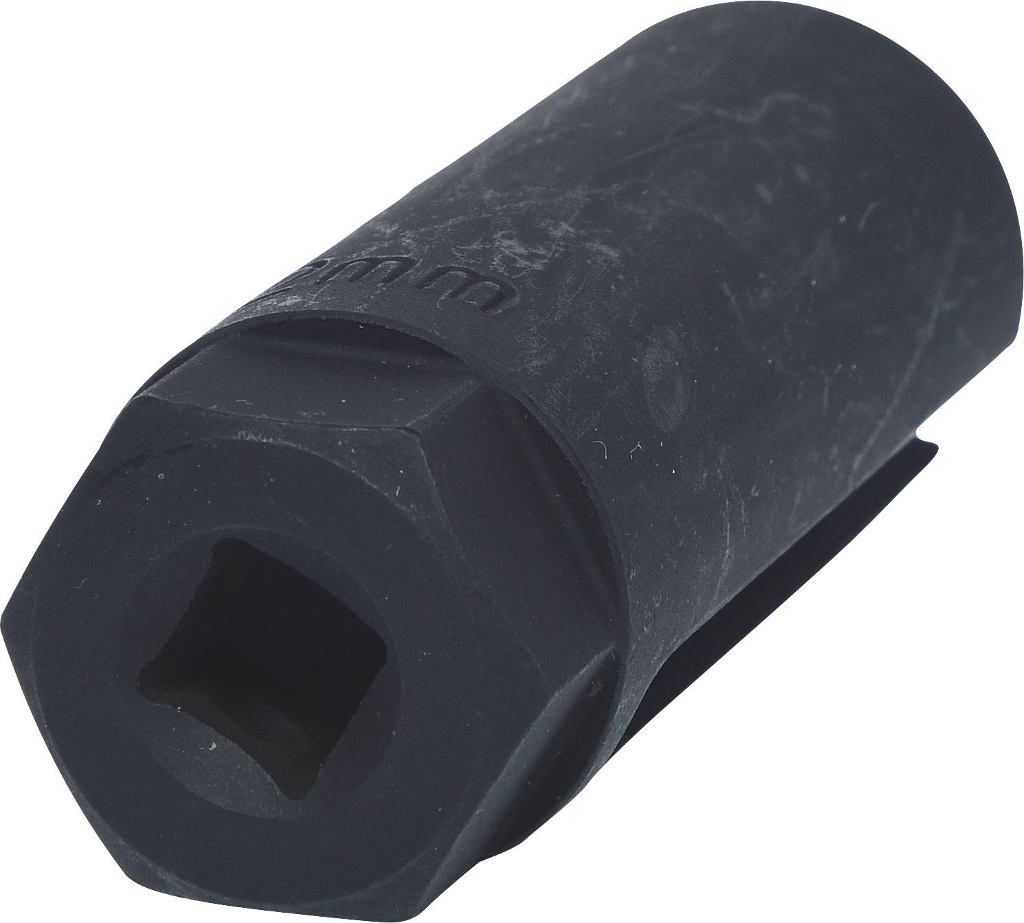Schwarzer, zylindrischer Adapter mit quadratischer Öffnung und abgeschrägtem Ende, vermutlich ein Werkzeugaufsatz.