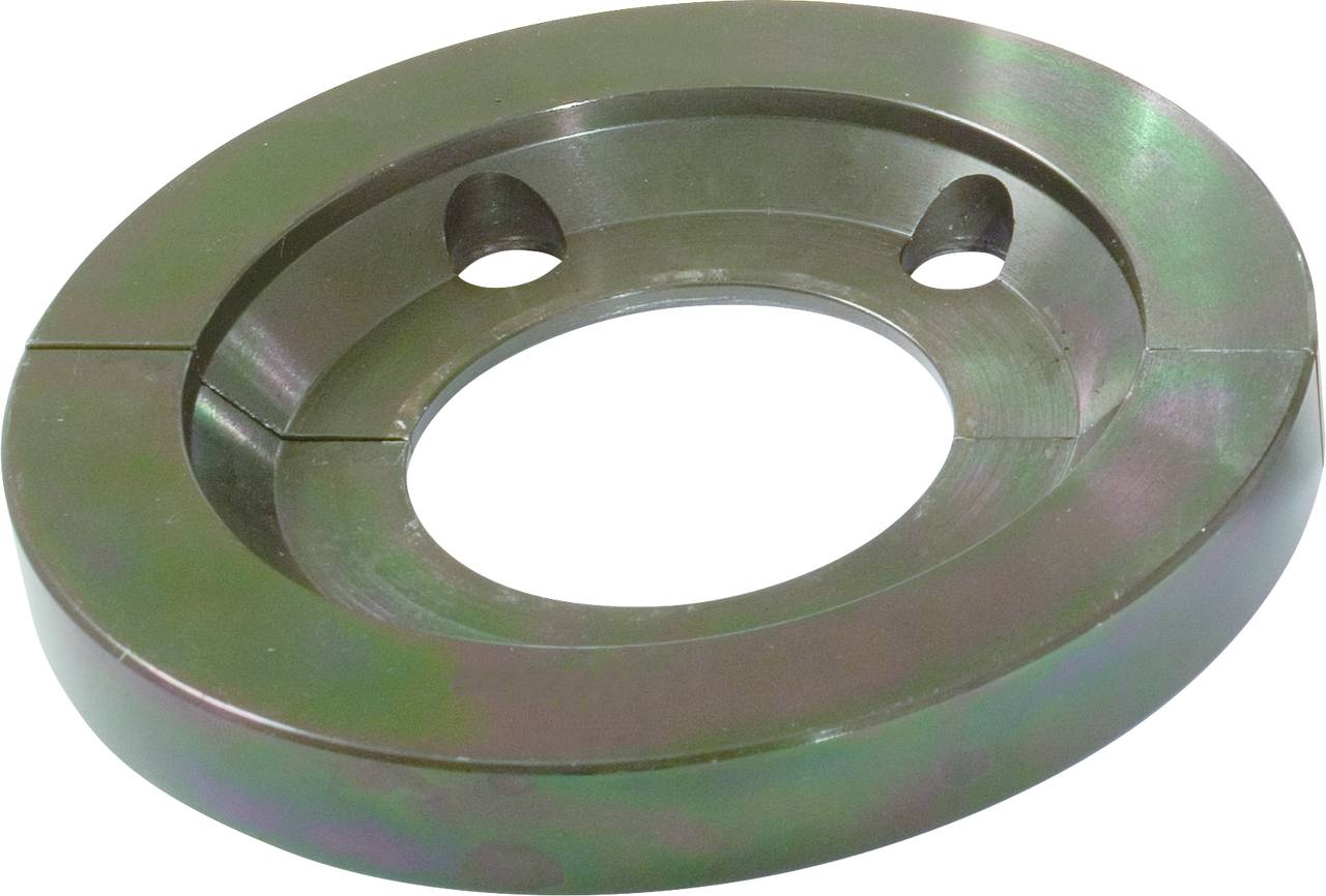 Eine ovale Metallscheibe mit einer zentralen Öffnung und zwei kleineren Löchern.