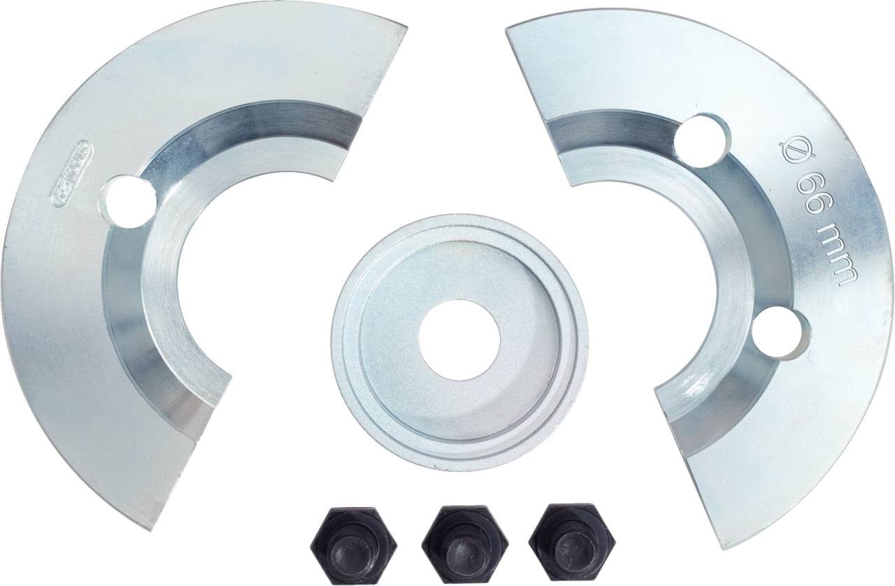 Zwei halbrunde Metallteile und eine runde Scheibe, vermutlich Teile einer Maschinenkupplung, mit drei dazugehörigen Schrauben darunter.