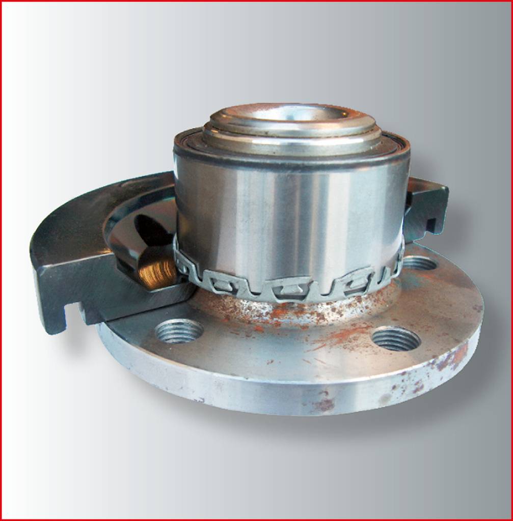 Ein rostiges Metallteil mit kugelartigem Element in der Mitte, auf einer runden Basis montiert, zeigt Gebrauchsspuren und Abnutzung.