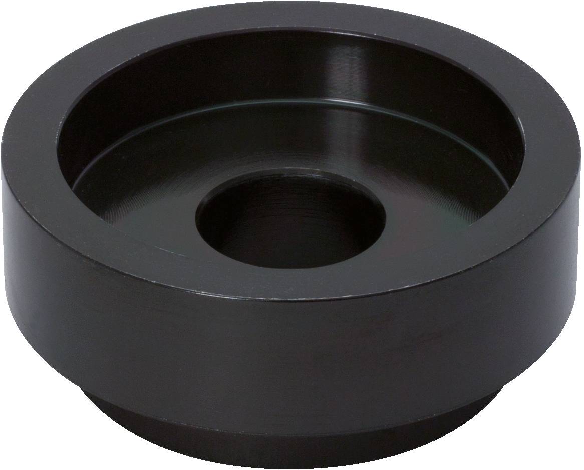 Schwarzes, zylindrisches Metallteil mit vertieftem kreisförmigen Bereich in der Mitte, vermutlich technisches Maschinenteil.