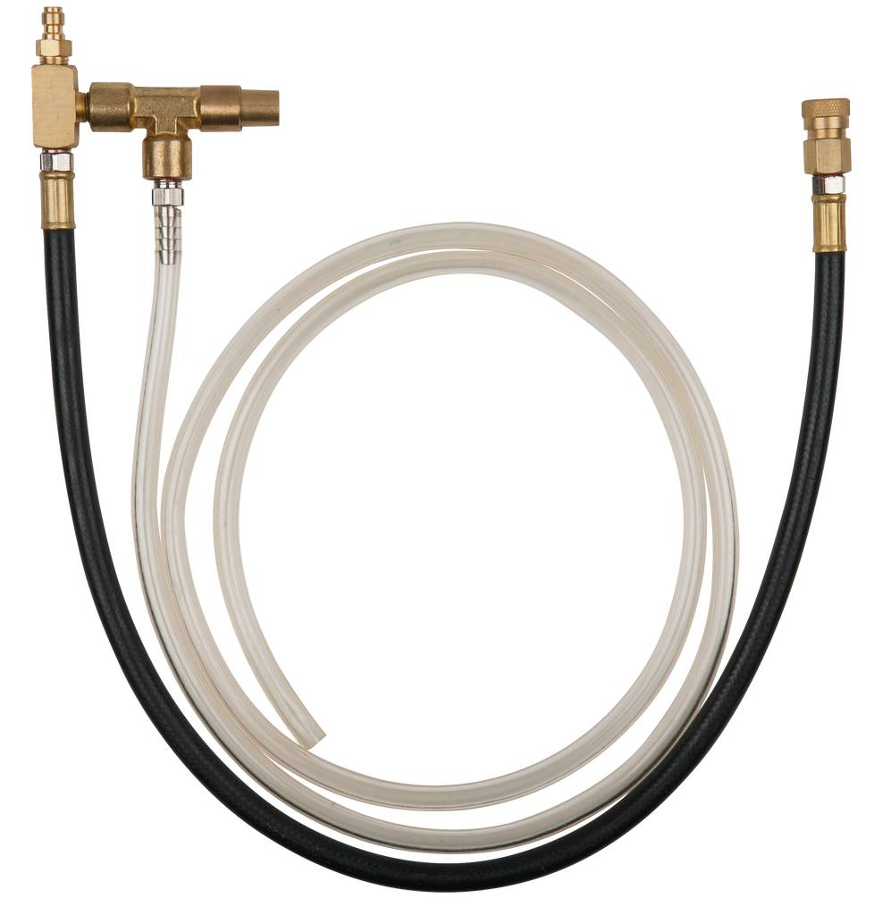 Zwei verschiedenfarbige Schläuche mit Metallverbindungen und Ventilen, die zu einem T-Stück zusammenlaufen, liegen aufgerollt dar.