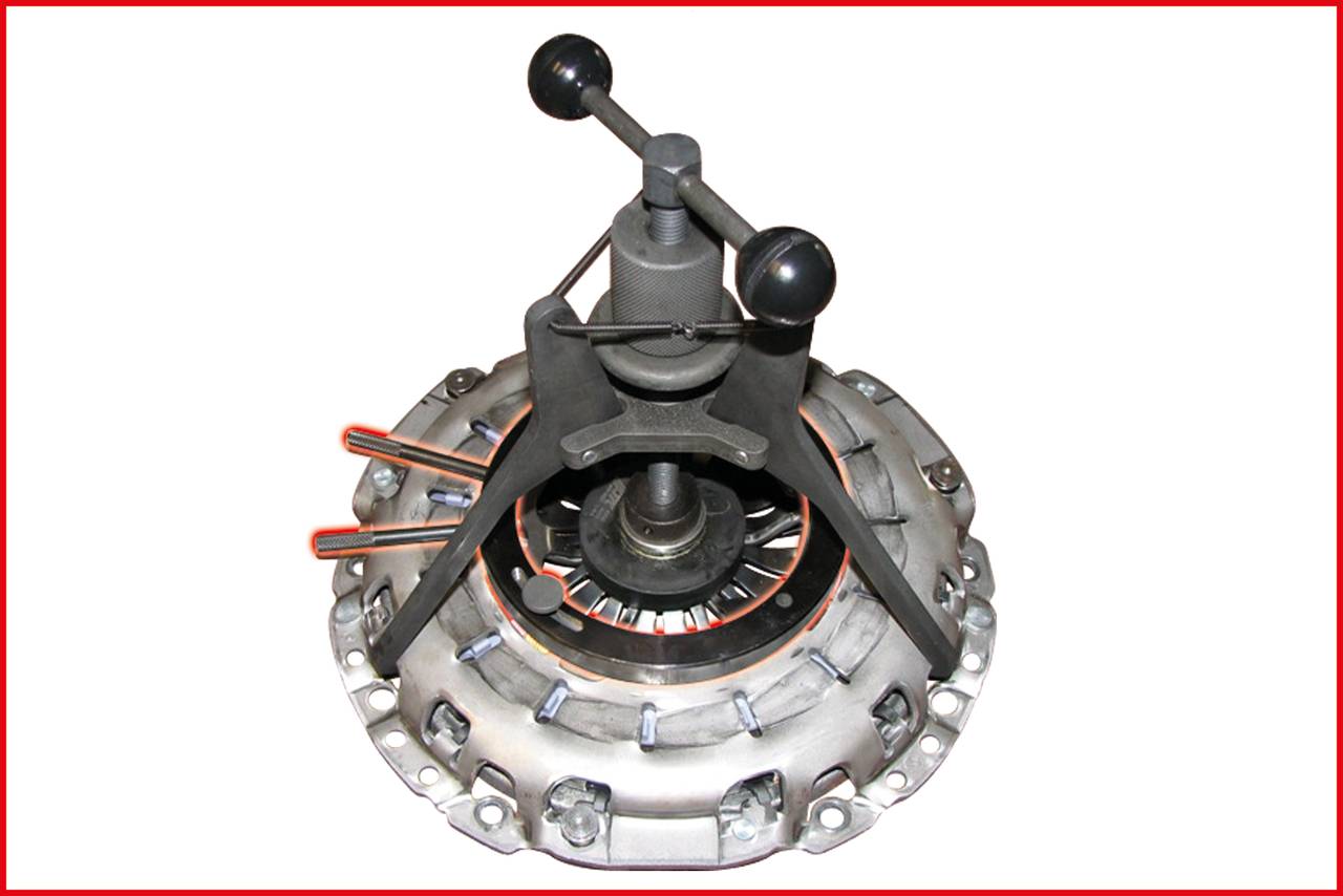 Kuppeldruckplatte eines Fahrzeugkupplungssystems, silberfarben, zeigt Mechanismus zur Kraftübertragung zwischen Motor und Getriebe.