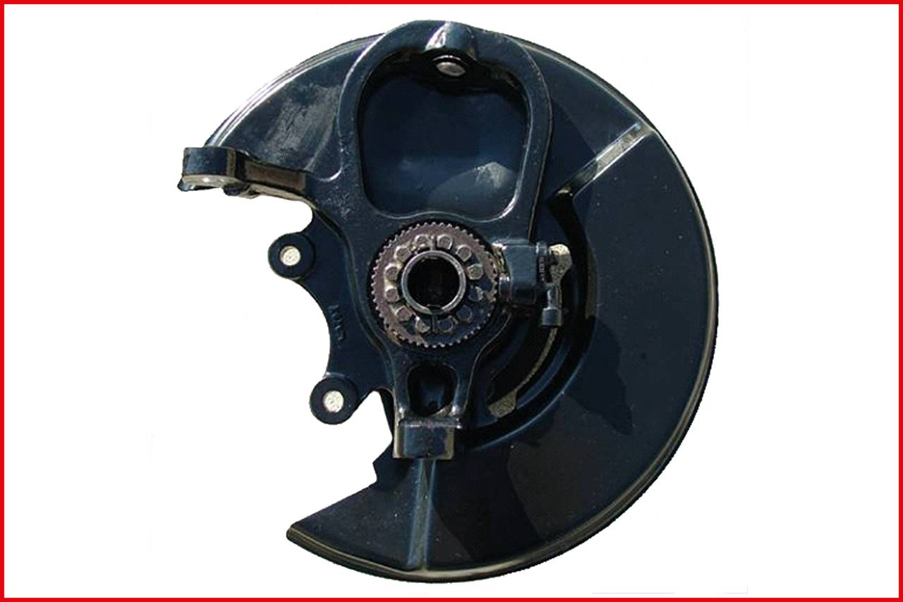 Ein schwarzer Bremsschild, mechanisches Autoteil mit Zahnrädern und Befestigungselementen. Hauptkomponente in Bremssystemen.