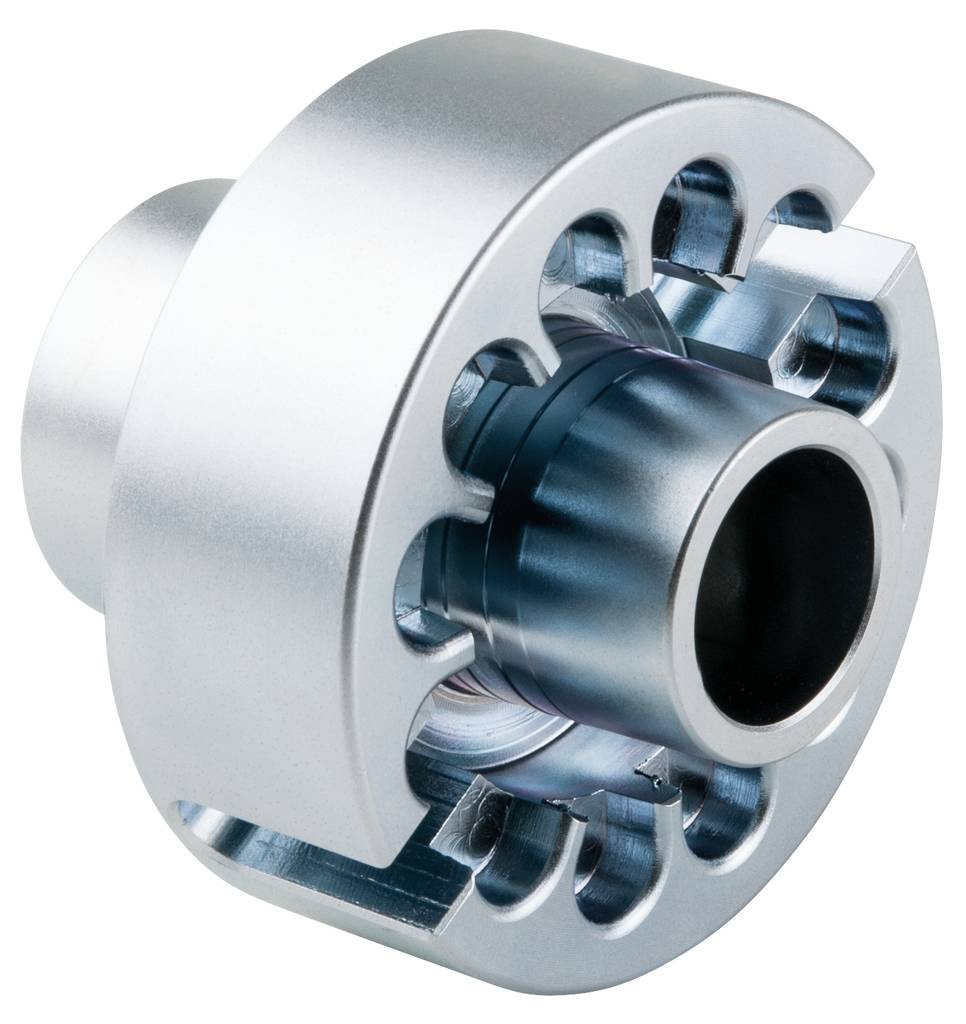 Metallisches Maschinenelement, vermutlich eine Kupplung, mit mehreren kreisförmigen Öffnungen und einem zentralen Hohlraum, zeigt technische Komplexität.