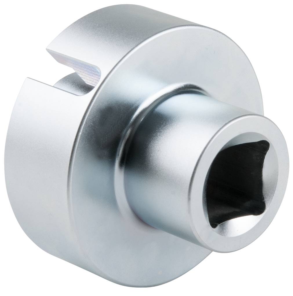 Ein silberner Adapter aus Metall mit einer quadratischen Öffnung vorne und einem Schlitz an der Seite, möglicherweise ein Werkzeugaufsatz.