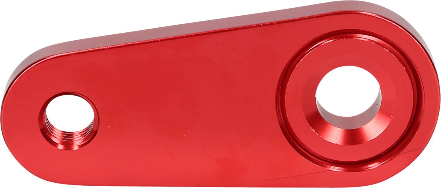 Ein rotes, metallisches Bauteil mit zwei Löchern. Das größere Loch ist versenkt, das kleinere hat ein Gewinde.