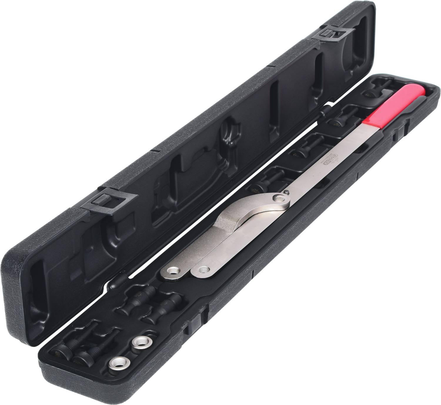 Ein offener schwarzer Werkzeugkasten mit einem großen, silbernen Schraubenschlüssel mit rotem Griff und mehreren Zubehörteilen.